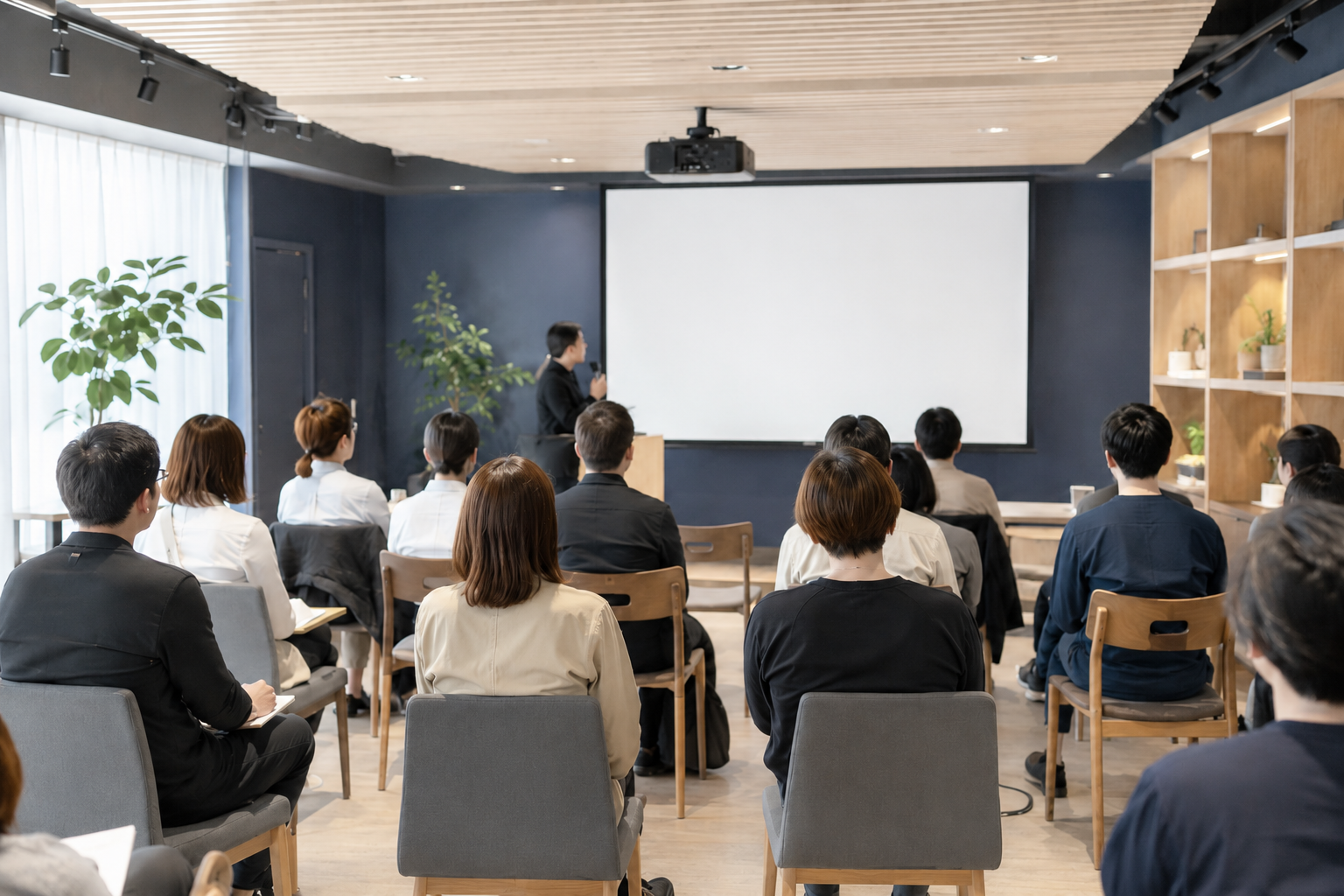 講演会場で話す講師と参加者
